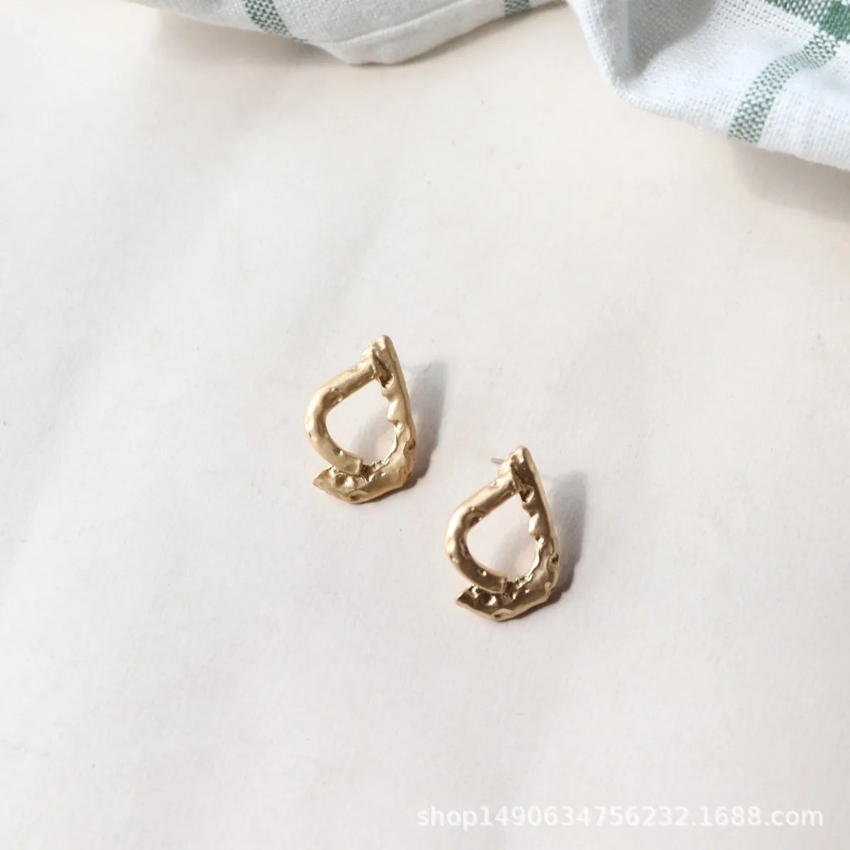 just-lil-things-gold-pin-earrings-jlt10719