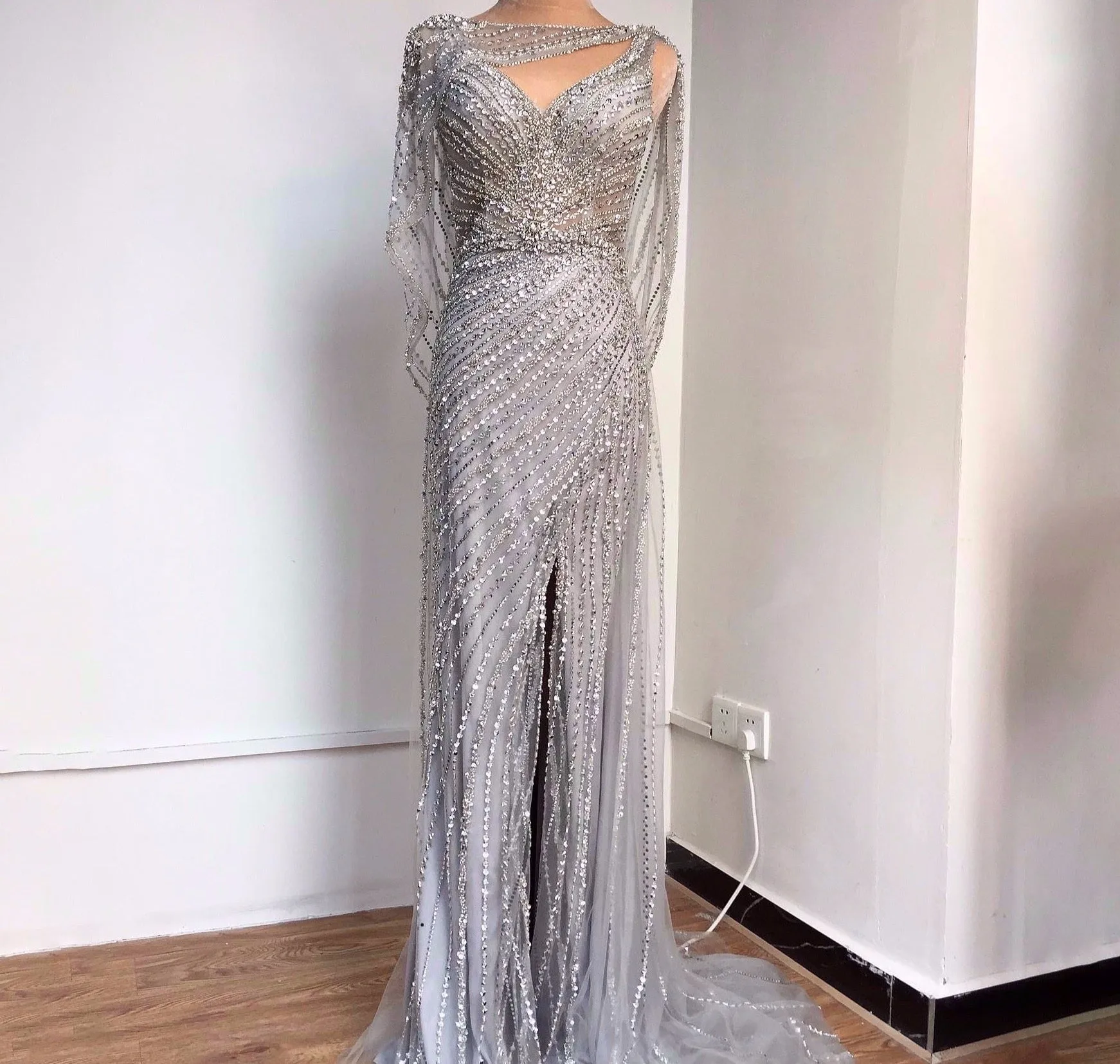 Sexy Champagne V-neck Luxury Evening Dress Diamond Beading Sleeveless Mermaid Formal Party Gown